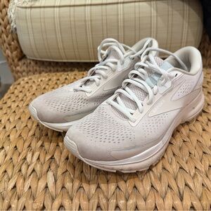 Women’s Brooks sneakers Trace size 10
